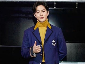 Suho EXO 'Melongo' Kepergok Kamera, Penampakan Ponsel Lipat Jadi Sorotan
