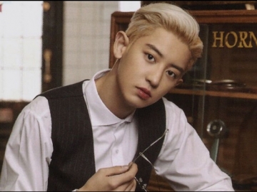 Pakai Jumper Kuning dan Biarkan Rambut Berponi Acak-Acakan, Pesona Chanyeol Bikin Fans Meleleh