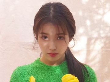 IU Rebahan Manja di Kursi, Posisi Risleting Sampai Hak Sepatu Jadi Sorotan