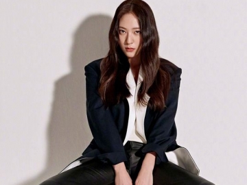 Unggah Foto Leyeh-Leyeh Santai Sambil Bersandar Tembok, Tatapan Mata Krystal Bikin Netter Terpana