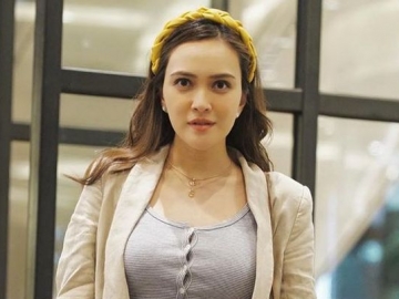 Shandy Aulia Bagi Foto Tak Biasa, Tunjukkan Mata Panda dan Rambut Berantakan Kala Gendong Sang Bayi