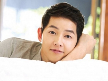 Bakal Isolasi Diri Setibanya di Korea, Netter Malah Heboh Lihat Song Joong Ki Pakai Tindik Telinga
