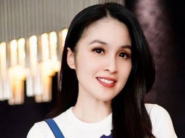 Sandra Dewi Tunjukkan Penampilan Kerja di Rumah, Bagian Tubuh Ini Bikin Salah Fokus