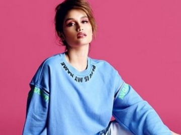  Waspada Corona, Cinta Laura Ajak Salaman Gaya Baru