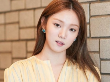Lee Sung Kyung Tampil Nyentrik dengan Eye Shadow Biru dan Rambut Kepang, Netter: Mantan Gak Mau CLBK