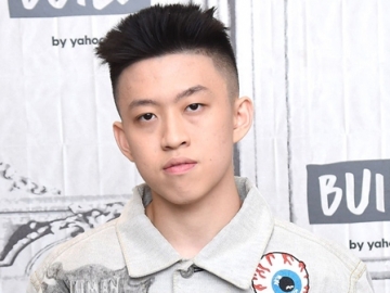 Bosan Karantina Diri, Rich Brian Buat MV Seadanya Disambut 'Gila'