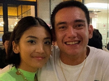 Cover Lagu Bareng, Tatapan Adipati Dolken ke Canti Tachril Jadi Perbincangan