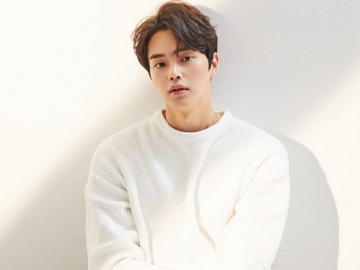 Tampil Keren di Pemotretan, Gantengnya Song Kang 'Love Alarm' Sukses Bikin Netizen Klepek-Klepek