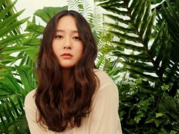 Cuma Unggah Foto Gabut Sambil Rebahan di Atas Meja, Krystal Sudah Bikin Netter Heboh