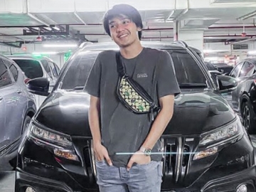 Arbani Yasiz Doakan Indonesia Segera Pulih, Pose Ganteng Bikin Salfok Dikira Aktor Korea