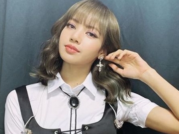 Lisa BLACKPINK Bikin Pusing Pamer Make Up Pakai Baju ‘Ngejreng’