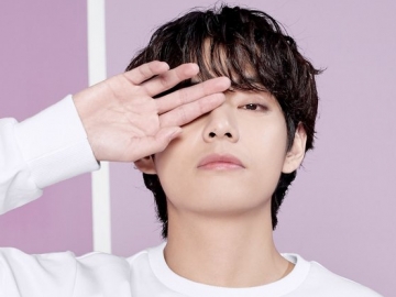 Unggah Video Asyik Goyang di Depan TV, Kaki Ramping V BTS Justru Lebih Tuai Sorotan