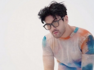 Pamer Ucapan Ultah dari Fans di Stasiun Gangnam, Dandanan Siwon Ala Pejabat Justru Tuai Sorotan