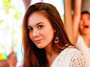 Pose Ngintip di Balik Bunga Sakura, Wulan Guritno Disebut Menolak Tua