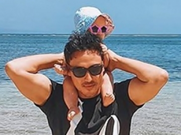 Masih Sembunyikan Paras Putrinya, Unggahan Hamish Daud Bareng Zalina Terbaru Dikomentari Begini