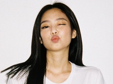 Jadi Model Calvin Klein, Jennie BLACKPINK Pamer Perut Sampai Manyun di Atas Ranjang