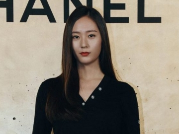 Sapa Fans Sambil Rebahan Santai di Sofa, Ekspresi Datar Krystal Justru Bikin Netizen Gemas