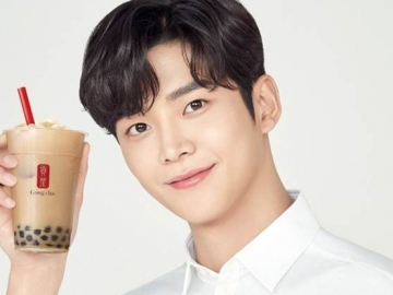 Susul Park Seo Joon, Rowoon Bergaya Manis Saat Jadi Model Merek Minuman