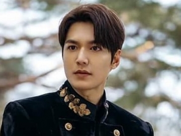 Lee Min Ho Tampil Super Manis Saat Promosikan Bisnis Waralaba Ayam Goreng