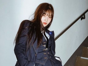 Pamer Pesona Memikat di Foto Terbaru, Cantiknya Joy dengan Kaos Putih Polos Tuai Sorotan