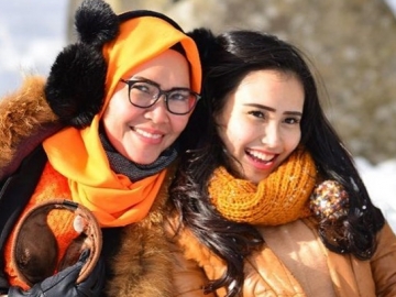 Ibunda Ayu Ting Ting Tuai Peringatan Keras Usai Bagikan Momen Saat Cucunya Berenang