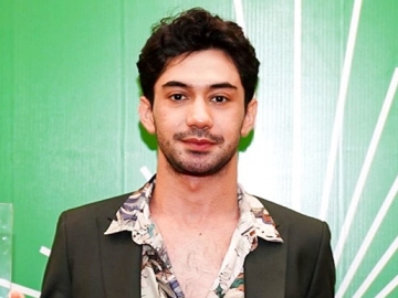 Bernuansa Lawas, Potret Reza Rahadian Menjelma Jadi Nakula Sukses Bikin Kaum Hawa Terpukau