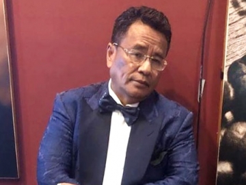 Gaya Berjemur Hotman Paris Hutapea Dijamin Bikin Melongo, Netizen: Orang Kaya Mah Bebas