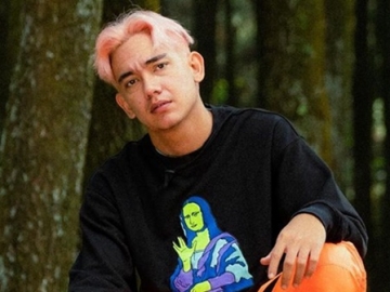 Foto Sambil Rebahan, Caption Adipati Dolken Pancing Komentar Halu Kaum Hawa