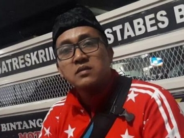 Teddy Suami Almarhumah Lina Kepergok Karaoke Bareng Wanita Berhijab