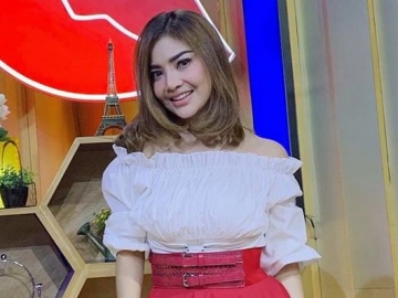 Bikin Geger, Irma Darmawangsa Lakukan Handstand Sambil Pakai Heels Super Tinggi