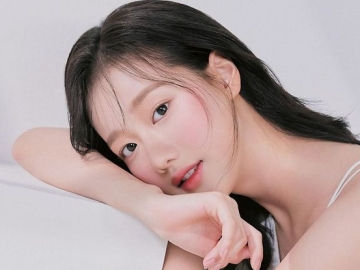 Tampil Menggoda di Majalah, Naeun April Disebut Mirip Park Min Young