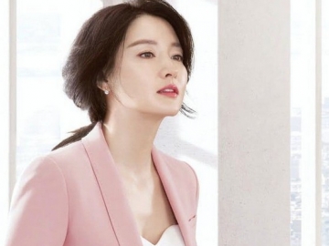 Menolak Tua, Lee Young Ae Dandan Kece Berkacamata Hitam Bak Gadis Muda