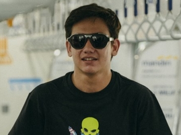 Tampil Pakai Baju Koko Jelang Puasa, Adipati Dolken Jadi 'Rebutan' Kaum Hawa