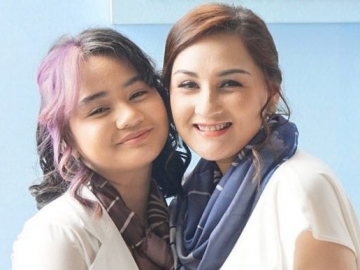 Bermodal Sprei, Mona Ratuliu Akhirnya Lakukan Foto Maternity dengan Bantuan Putri Sulung