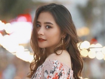 Susul Shandy Aulia-Marsha Aruan, Prilly Latuconsina Ikut Adu Gaya Saat Bersihkan Sofa