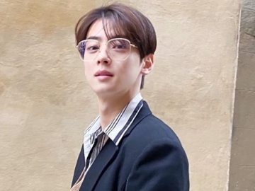 Cha Eun Woo Pose Bak Bocah Naik Sepeda di Atas Perahu Auto Pengin Nyubit