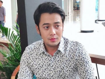 Kriss Hatta Tegaskan Hanya Teman Saat Pamer Foto Mesra dengan Wanita Cantik Ini