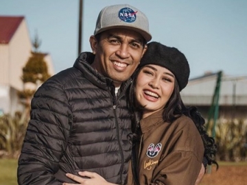 Datang Ziarah, Mutia Ayu Taburi Peristirahatan Terakhir Glenn Fredly dengan Bunga Favorit