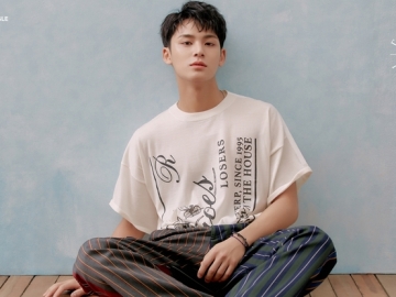 Asyik Nge-Vlog di Taman Menteng Tanpa Make Up, Penampilan Merakyat Mingyu Bikin Fans Histeris