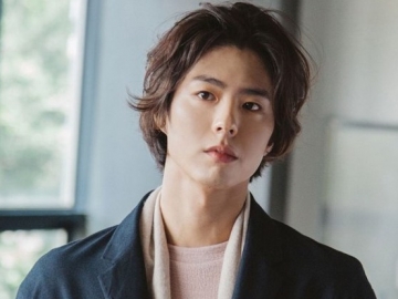 Tak Cuma Cewek, Penampilan Ganteng Park Bo Gum Berjas Rapi Ini Juga Bikin Fans Cowok Klepek-Klepek