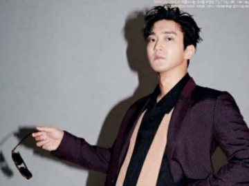 Kembali Pose Bak Pejabat, Jas Biru dan Dasi Merah Siwon Disebut Mirip dengan Punya Presiden Jokowi