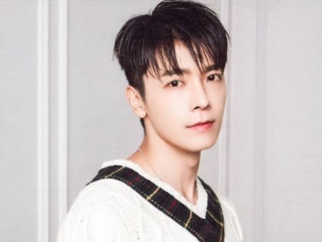 Unggah Foto Masa Kecil Bareng Mendiang Ayah, Lucunya Donghae Bawa Boneka Bikin Gemas