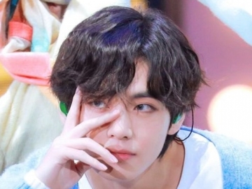 Tampil Kece Bareng Jungkook, Kocaknya V BTS Malah Dianggap Tukang Pijat