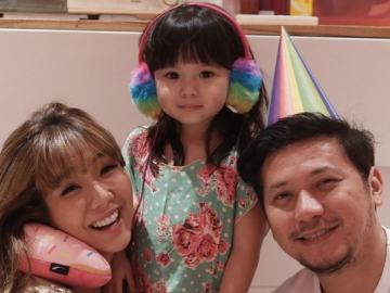 Beri Kejutan Ultah ke Gading Marten Bareng Anak, Momen Gisel Dapat Kecupan Justru Lebih Disorot