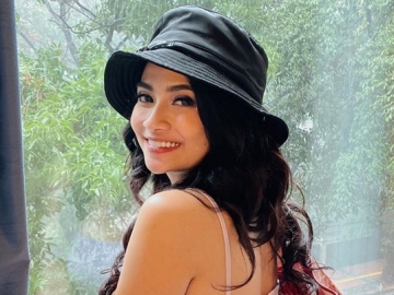 Bersih dari Cibiran, Vanessa Angel Pamerkan Perut Buncit Sembari Ajak Anjing Berjemur