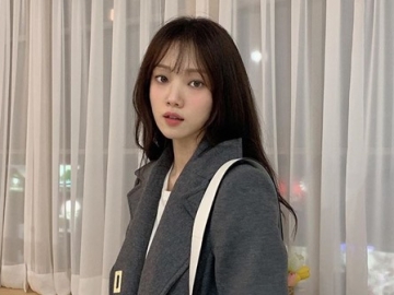 Lee Sung Kyung Bikin Oleng Tampil Seksi Pakai Gaun Belahan Rendah