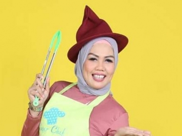 Duduk Manis Bareng Cowok Tampan, Ely Sugigi Bantah Punya ‘Mangsa’ Baru