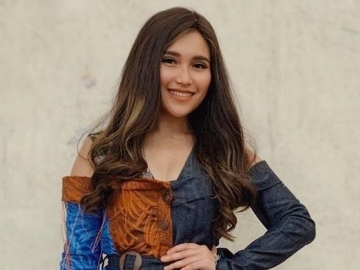 Pamer Foto Bareng Keluarga ke-2, Paras Ayu Ting Ting Bikin Salfok Disebut Paling Bersinar