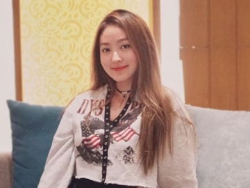 Biasa Tampil Anggun, Natasha Wilona Bikin Pusing Berani Pakai Busana Terbuka