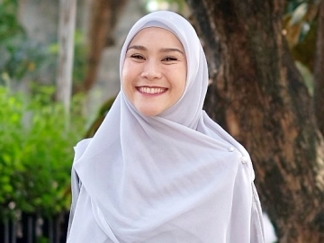 Demi Lailatul Qadar, Putri Zaskia Adya Mecca Mengaji Saat Subuh Bikin Terenyuh 